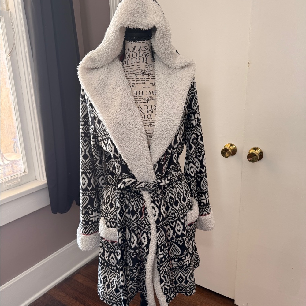 Secret Treasures Soft Comfy Robe With Hearts - Picture 10 of 13
